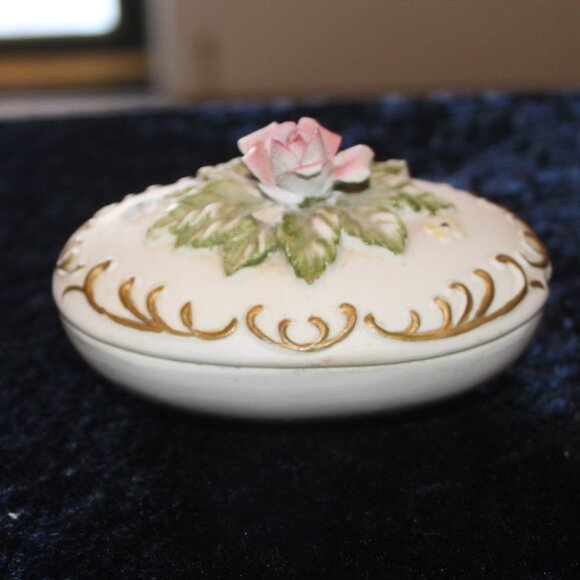 Vintage- Porclain Trinket Box  Rose accent on top - Picture 2 of 4